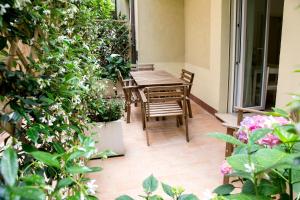 A garden outside Residence Villa Ofelia