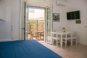 A television and/or entertainment centre at Residence Villa Ofelia
