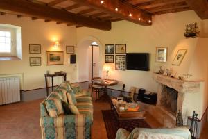 a living room with a couch and a fireplace at Tenuta Donna Caterina in Tessennano