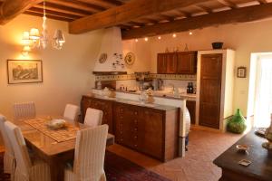 a kitchen with a table and a dining room at Tenuta Donna Caterina in Tessennano