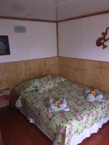 Postel nebo postele na pokoji v ubytování Cabanas Hinariru Nui