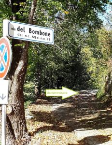 a street sign with an arrow on a road at Affittacamere DaMammaSara in Rignano sullʼArno