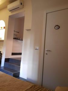 een kamer met een deur en een trap met een spiegel bij HOME "SUITE" HOME in Napels