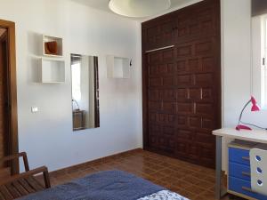 A bed or beds in a room at Villa - zeezicht, zwembad
