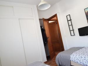 A bed or beds in a room at Villa - zeezicht, zwembad