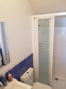 A bathroom at Villa - zeezicht, zwembad