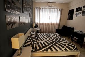 1 dormitorio con 1 cama en blanco y negro y escritorio en The Photos Room B&B, en Roma