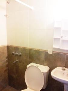 格塞尔镇Sol y Sombra的带马桶和水槽的浴室