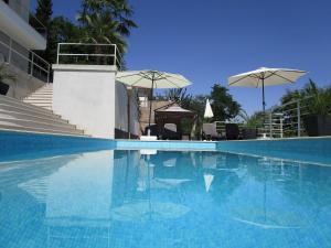 Bazén v ubytovaní Villa Suzy-Apartments Suzana alebo v jeho blízkosti