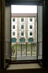 uma janela aberta com vista para um edifício em Numa Rúa Travesa em Santiago de Compostela