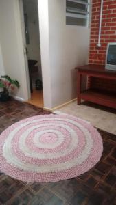 una gran alfombra giratoria rosa y blanca en el suelo en Pousada Porto Guará, en Guaratuba