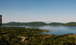 Blick auf einen großen See mit Bergen im Hintergrund in der Unterkunft To Balkoni tis Limnis Plastira in Neochóri