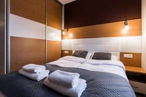 Posteľ alebo postele v izbe v ubytovaní APARTAMENTY GORZÓW WLKP.