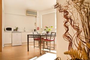 Köök või kööginurk majutusasutuses VRS - Porto Cedofeita Studio