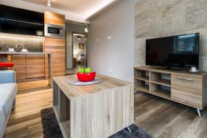 Televízia a/alebo spoločenská miestnosť v ubytovaní APARTAMENTY GORZÓW WLKP.