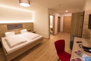 Televízia a/alebo spoločenská miestnosť v ubytovaní Hotel Rosner