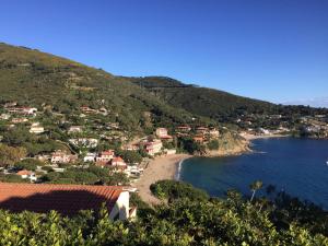 カポリーヴェリにあるCapoliveri Punta Morcone M3の海を望む丘の上の村の景色