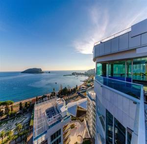 ブドヴァにあるLuxury Apartments Tre Canne Canの海岸を望む建物