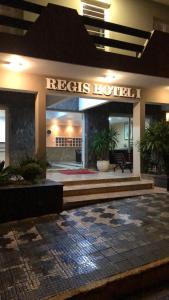 un hotel con un letrero que lee hotel Rocks en Regis Hotel I, en Registro