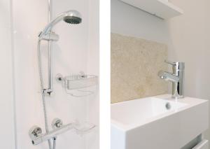 y baño con ducha y lavamanos. en Beautiful City Centre Apartment - Holyrood Park, en Edimburgo