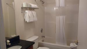 Un baño de Affordable Suites Charlottesville