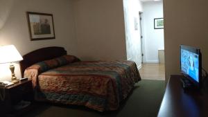 Cama o camas de una habitación en Affordable Suites Charlottesville