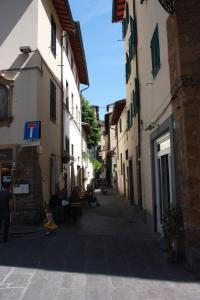 フィレンツェにあるOltrarno large apartmentの通りに座る人々の並ぶ建物