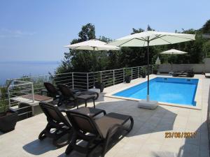 Bazén v ubytovaní Villa Suzy-Apartments Suzana alebo v jeho blízkosti