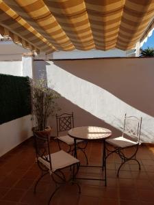 A balcony or terrace at Villa - zeezicht, zwembad