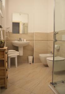 a bathroom with a sink and a tub and a toilet at Il Sorriso in Negrar