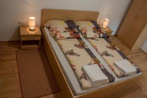 Dos camas en una habitación con toallas. en Sasfészek - Falusi szálláshely, en Hortobágy