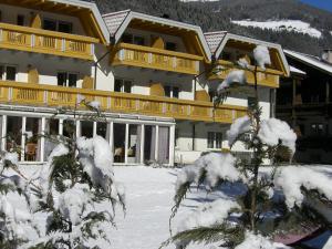 Nespecifikovaný výhled na hory nebo výhled na hory při pohledu z hotelu