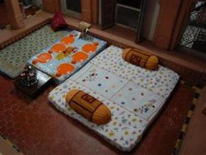 Llit o llits en una habitació de Tanisha Heritage Haweli