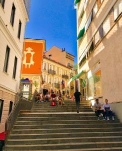 Eine Gruppe von Menschen, die in einer Stadt auf Treppen sitzen in der Unterkunft Pardo Bar in Locarno