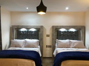Postel nebo postele na pokoji v ubytování Gold Palace Hotel