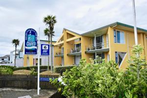 un cartello hotel di fronte a un edificio di Bucklands Beach Waterfront Motel ad Auckland