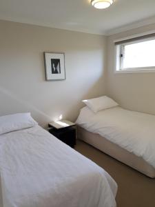 1 Schlafzimmer mit 2 Betten und einem Fenster in der Unterkunft Blue on McNab in Katoomba