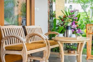uma mesa com duas cadeiras e uma mesa com em Alamdhari Resort and Spa em Sidemen