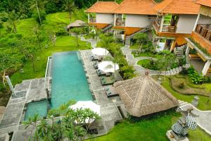 una vista aérea de una piscina en un complejo en Alamdhari Resort and Spa, en Sidemen