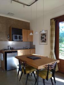 Wandering的住宿－Hotham Ridge Estate，厨房配有木桌和黄色椅子