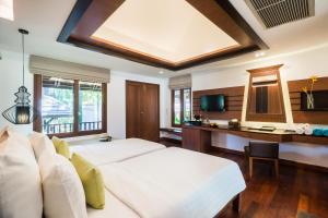 TV a/nebo společenská místnost v ubytování Barali Beach Resort Koh Chang