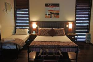 A bed or beds in a room at Heritage Lodge 