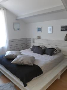 Säng eller sängar i ett rum på La Maison des Vignes