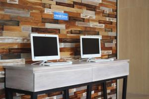 TV a/nebo společenská místnost v ubytování POP! Hotel Pemuda Semarang
