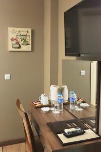 TV a/nebo společenská místnost v ubytování Adana City Boutique Hotel