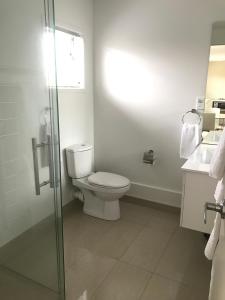 Bathroom sa Ratanui Villas