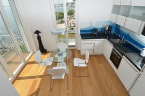 Kuchyň nebo kuchyňský kout v ubytování Ostseeresidenz Sassnitz - Penthouse 19 mit Sauna, Balkon, Meerblick + 18 fotografií