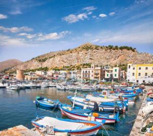 Un montón de barcos están atracados en un puerto en Villa Rosemada, Mondello, en Palermo
