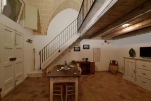 ナルドにあるL'abadessaの階段とテーブルが備わる広い客室です。