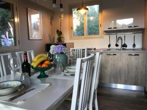 una cocina con una mesa con plátanos. en Villa Rosemada, Mondello, en Palermo